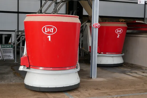 Automated cow feeding system